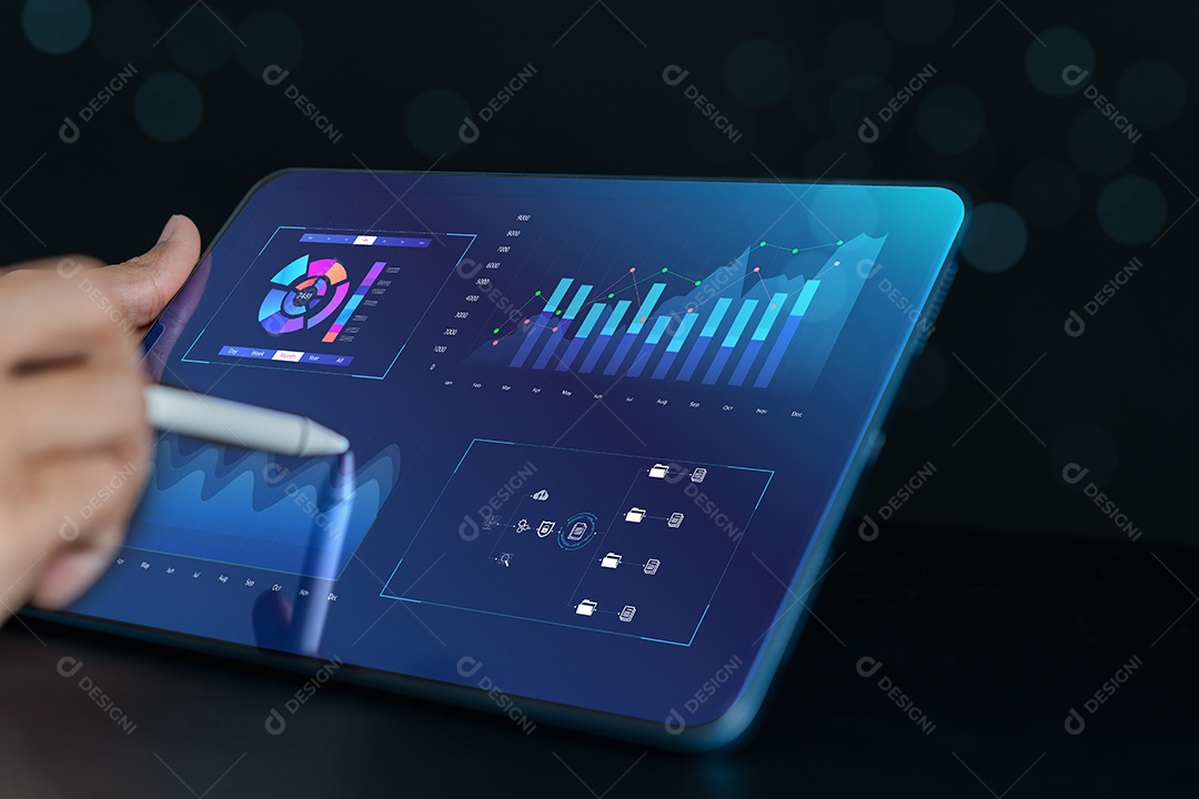 Analista trabalhando em Business Analytics e Sistema de Gerenciamento de Dados para fazer relatório