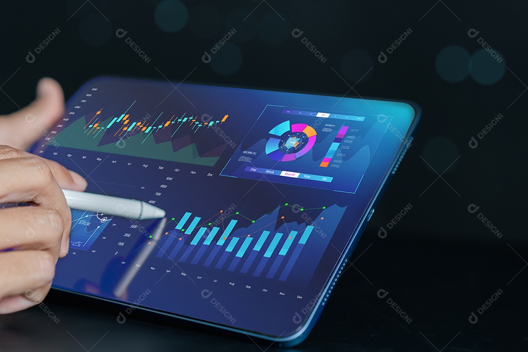 Analista trabalhando em Business Analytics e Sistema de Gerenciamento de Dados para fazer relatório