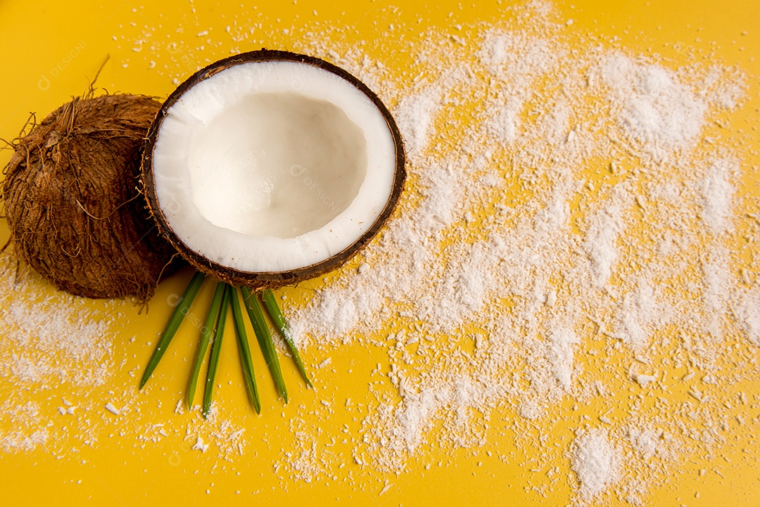 Beijinho de coco, chocolate de coco e doce de coco (cocada) em fundo isolado