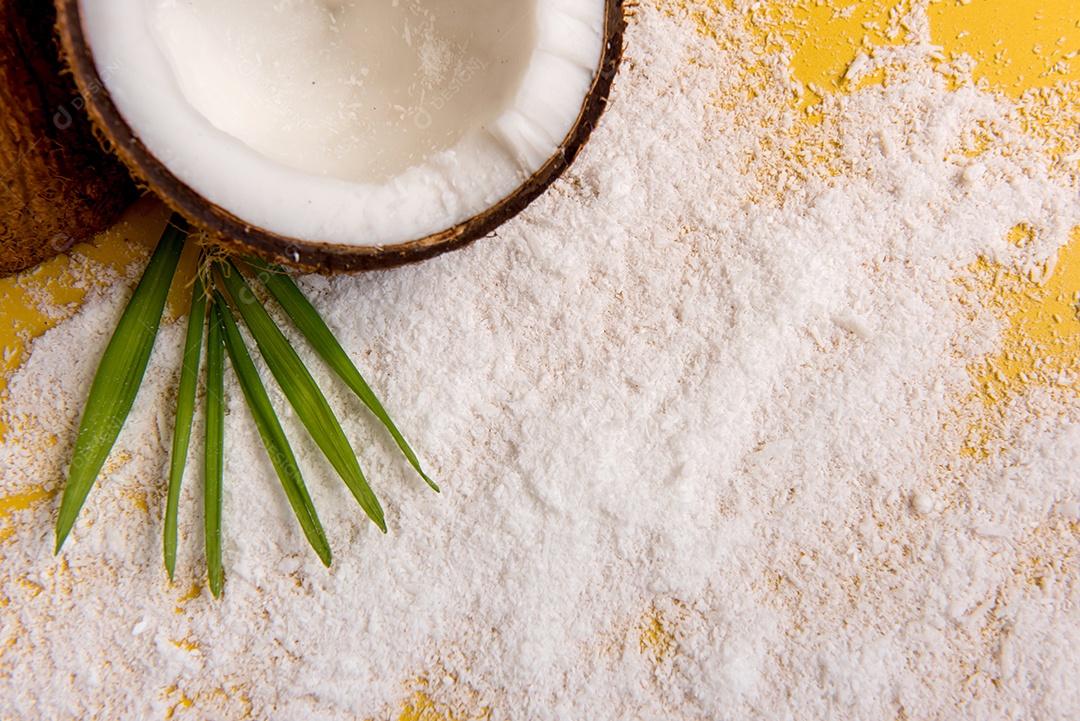 Beijinho de coco, chocolate de coco e doce de coco (cocada) em fundo branco