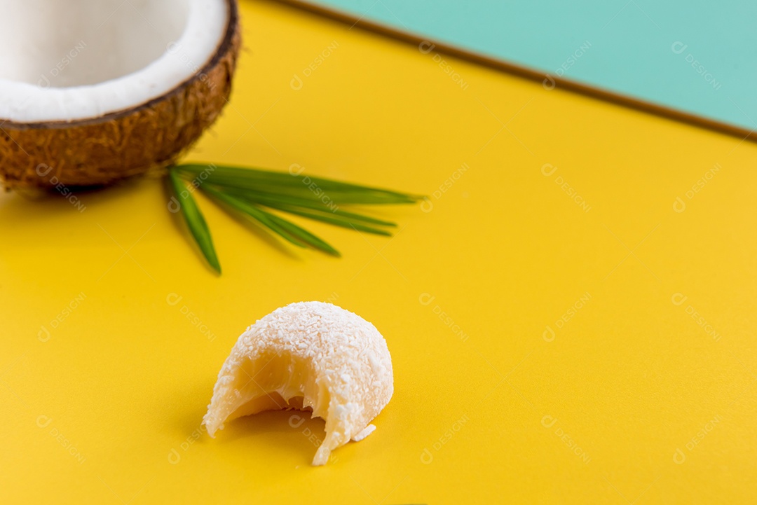 Beijinho de coco, chocolate de coco e doce de coco (cocada) em fundo isolado