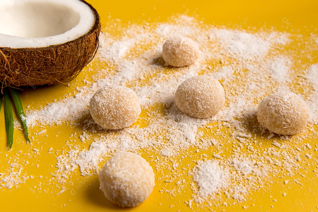 Beijinho de coco, chocolate de coco e doce de coco (cocada) em fundo branco
