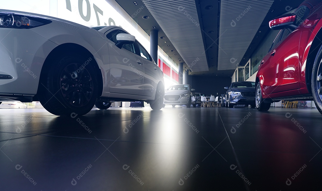 Carros estacionado em showroom de luxo escritório de concessionária de carros