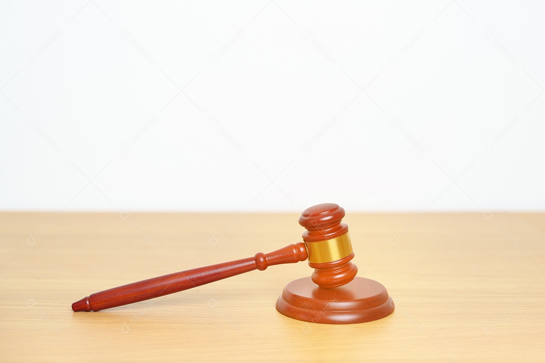 Martelo do juiz na mesa. Lei, advogado, julgamento, leilão de justiça e conceito de licitação