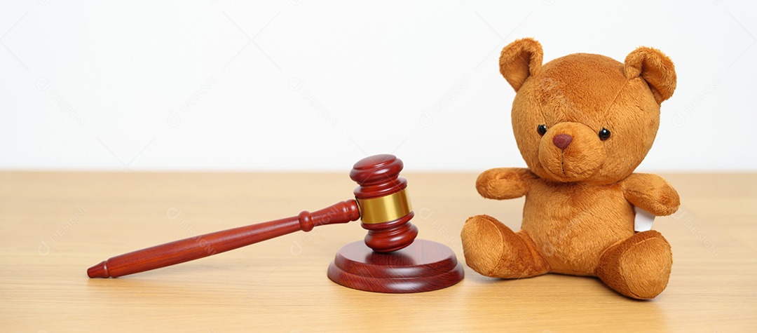 Conceitos de Direito de Criança, Criança e Família. urso de brinquedo com martelo de justiça na mesa do tribunal.