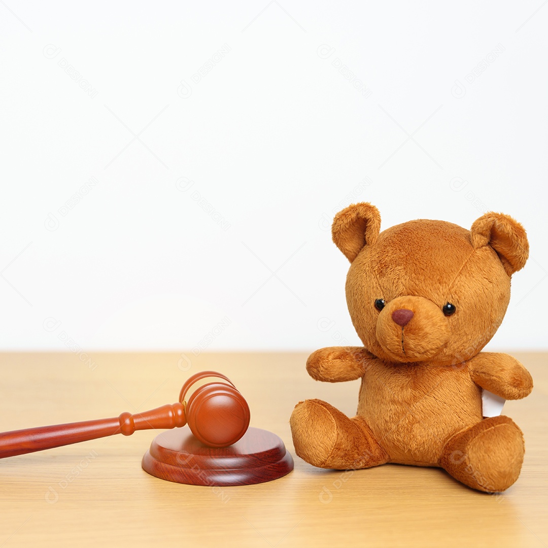 Conceitos de Direito de Criança, Criança e Família. urso de brinquedo com martelo de justiça na mesa do tribunal.