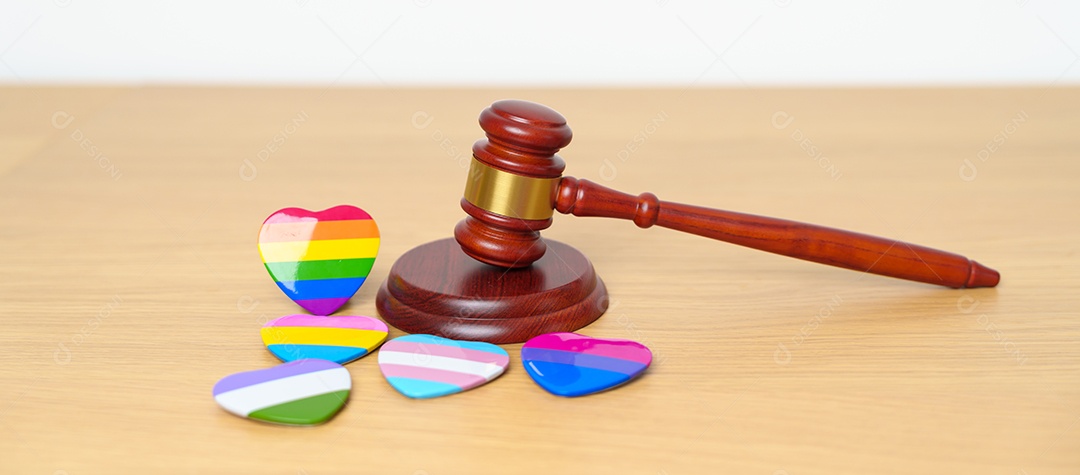 Dia do Orgulho Pansexual, Lei LGBTQ e conceitos do mês do Orgulho. martelo de justiça com formato de coração rosa