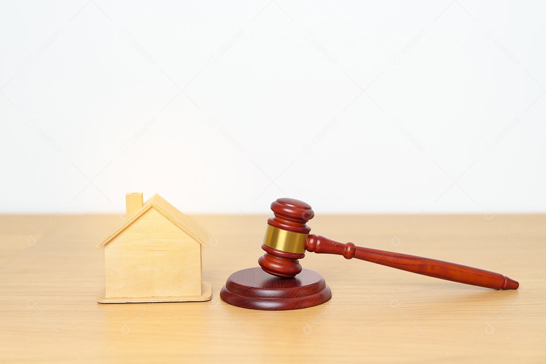 Conceitos de Direito Imobiliário, Seguro Residencial, IPTU, Leilões e Licitações.