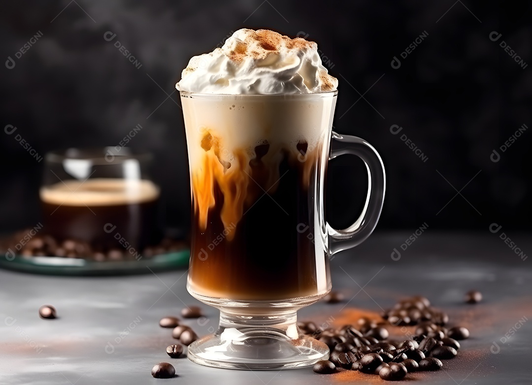 Xícara de capuccino sobre uma mesa de panificadora