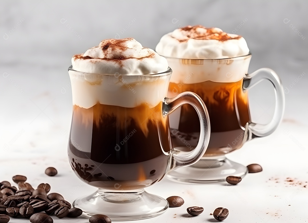 Xícara de capuccino sobre uma mesa de panificadora