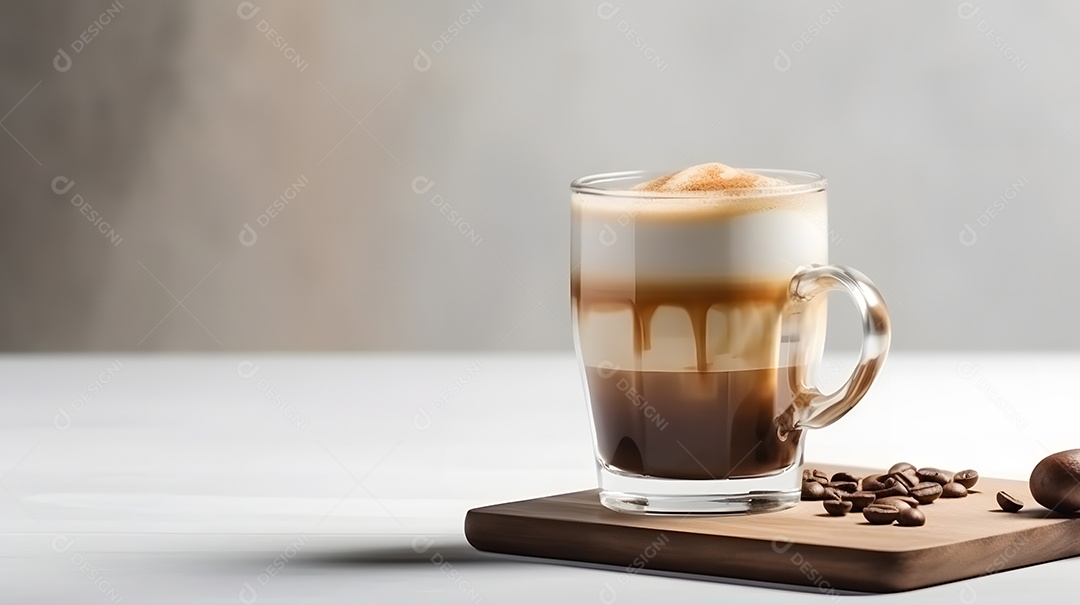 Copo de capuccino sobre uma mesa