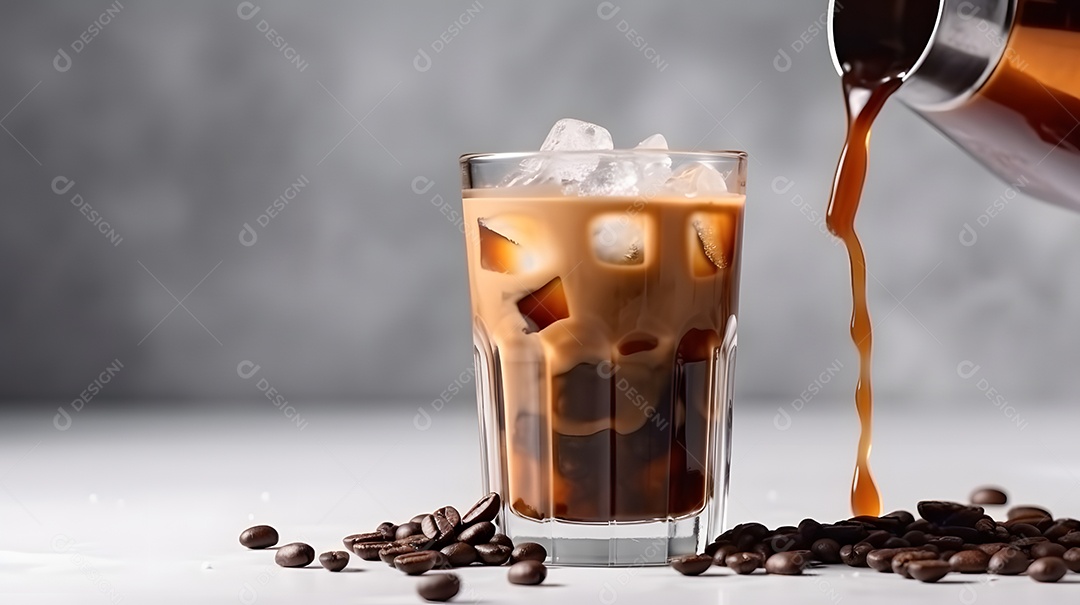 Copo de café gelado sobre uma mesa