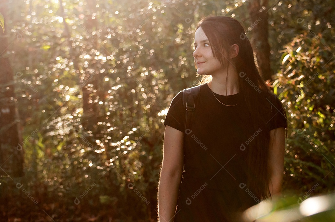 Linda garota na floresta tropical no Brasil