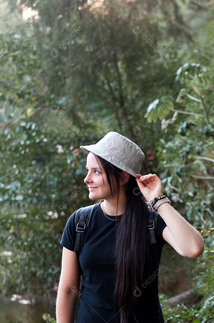 Linda garota com chapéu em uma floresta no Brasil