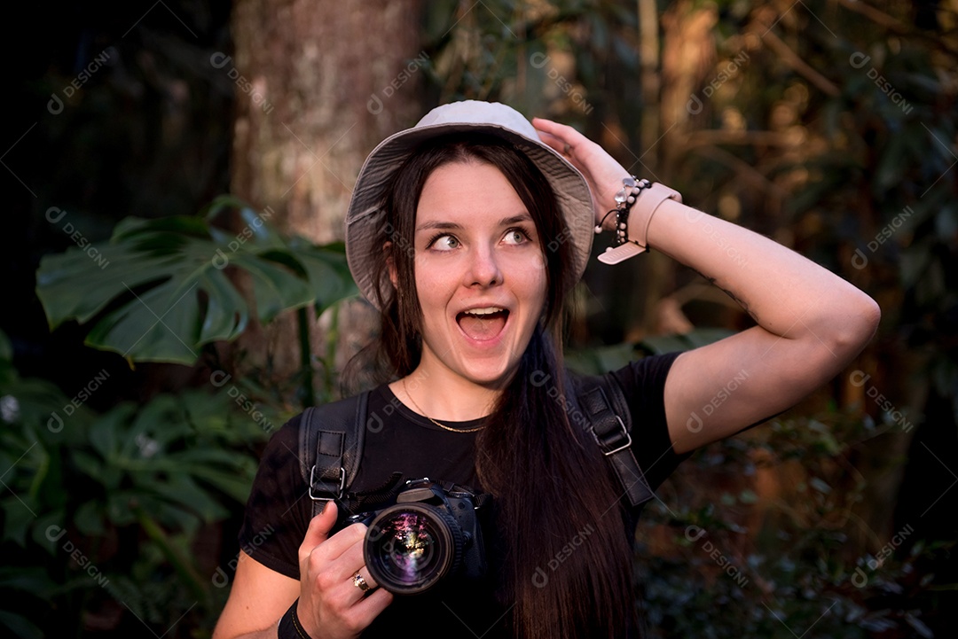 Mulher brasileira fotografa na natureza