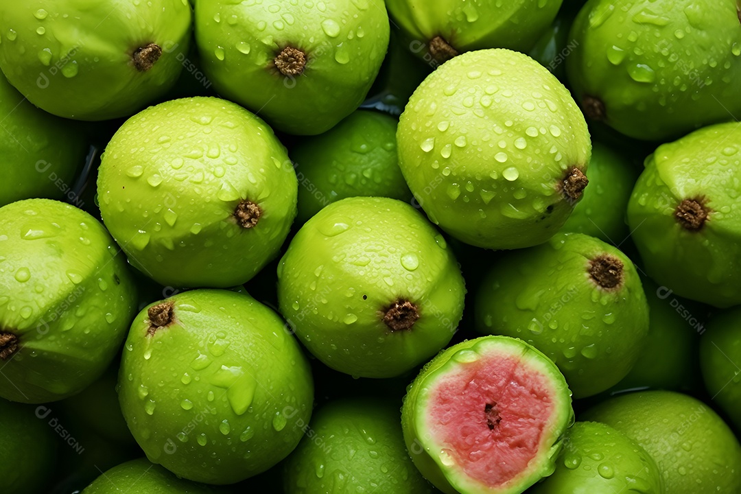 Goiabas saborosas sobre fundo isolado