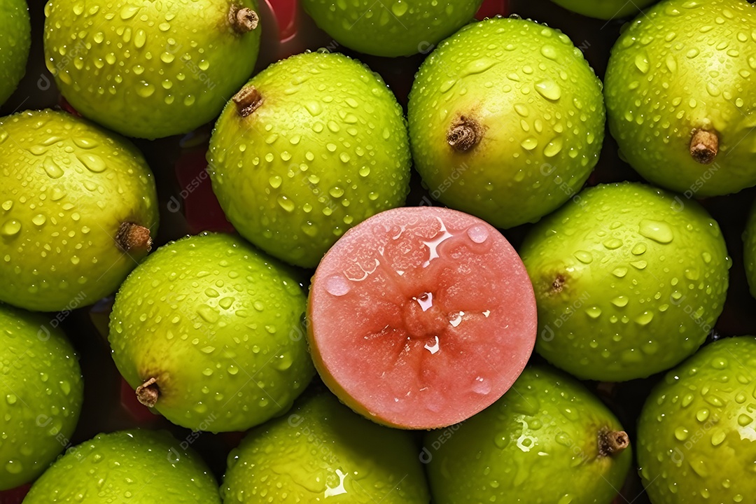 Goiabas saborosas sobre fundo isolado