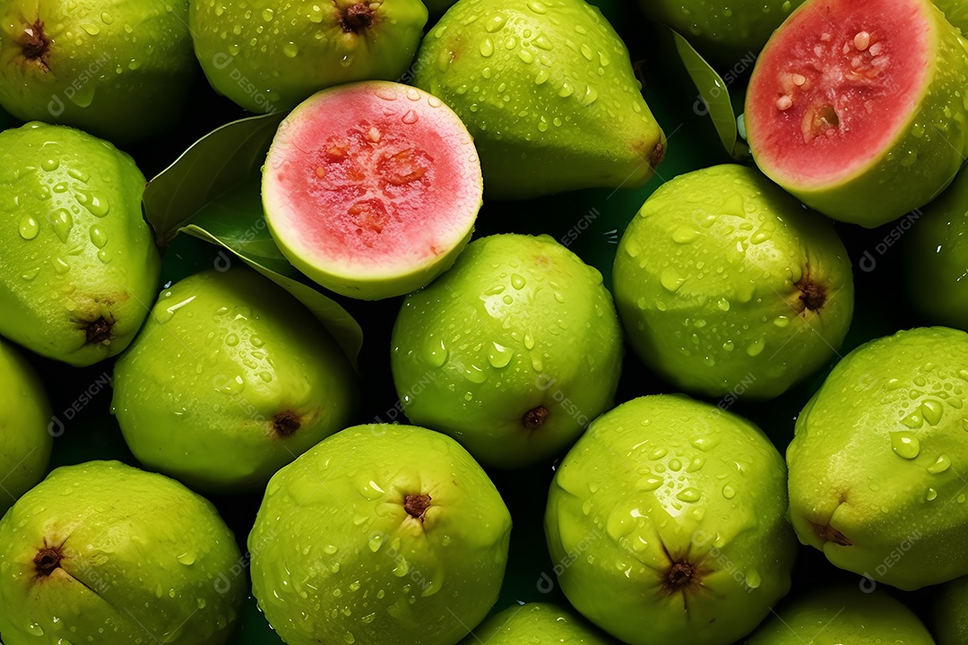 Goiabas saborosas sobre fundo isolado