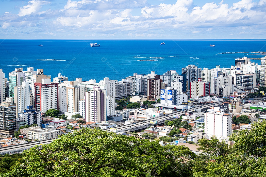 Vista da cidade de Vila Velha, mostrando também a terceira ponte e os navios ao fundo.