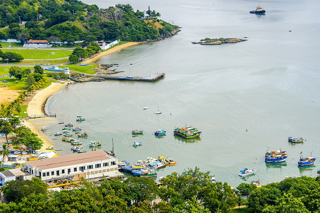 Vista do alto da prainha na cidade de Vila Velha, mostrando a baía de Vitória e os barcos de pesca atracados ali.