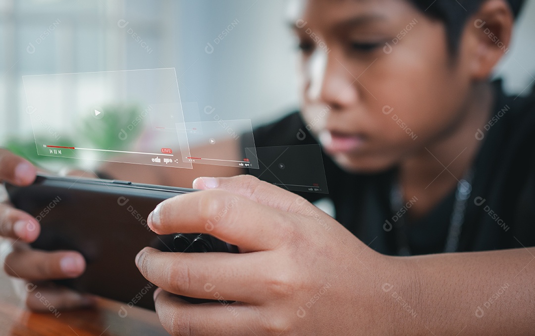 Pessoa assistindo filme online ou série de TV na tela do smartphone. streaming online, assistir vídeo na internet, show ao vivo, show ou tutorial.