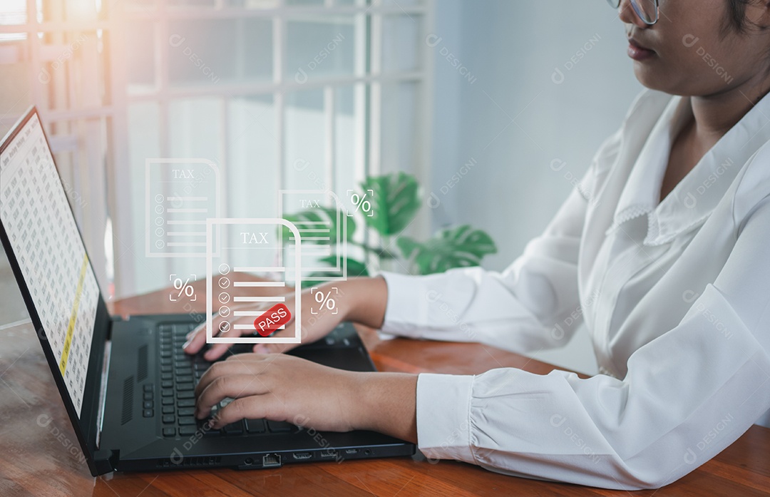 Mulher de negócios usando um computador para preencher o formulário de declaração de imposto de renda individual on-line para pagamento de impostos.