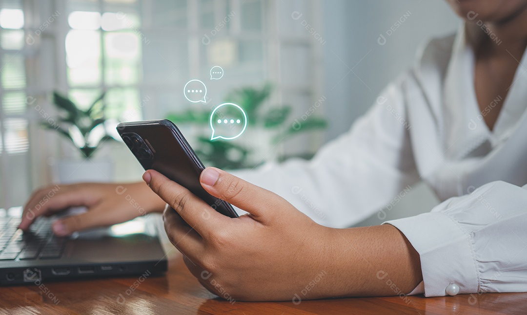 Mão de empresária usando smartphone digitando bate-papo ao vivo no aplicativo de comunicação digital da web e conceito de rede social.