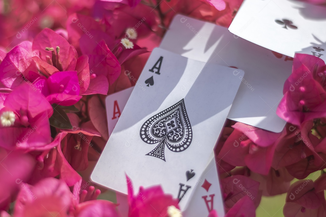 Ás de paus, ouro, copos, paus e corações, com flores ao fundo, conceito abstrato.