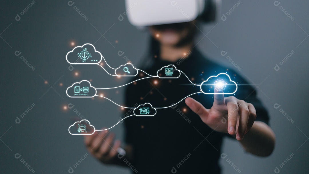 As mulheres usam óculos de realidade virtual e acessam os sistemas de dados e bancos de dados da Cloud Technology Internet Network por meio da tecnologia.