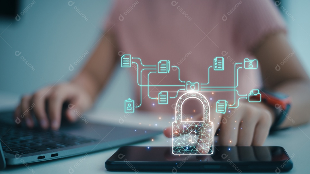 Empresária usa criptografia segura de laptop para acessar dados e documentos Dados de armazenamento seguro do sistema da empresa