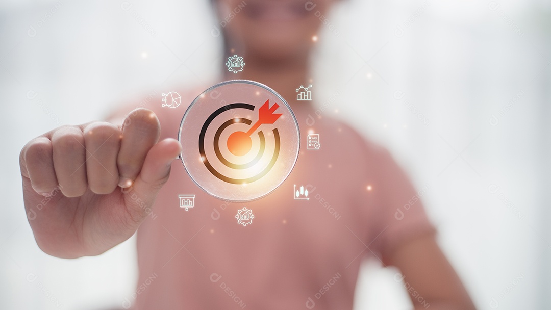 Empresária usando o foco da lupa para direcionar ícones para planejar a liderança do desenvolvimento e o conceito de grupo-alvo do cliente.