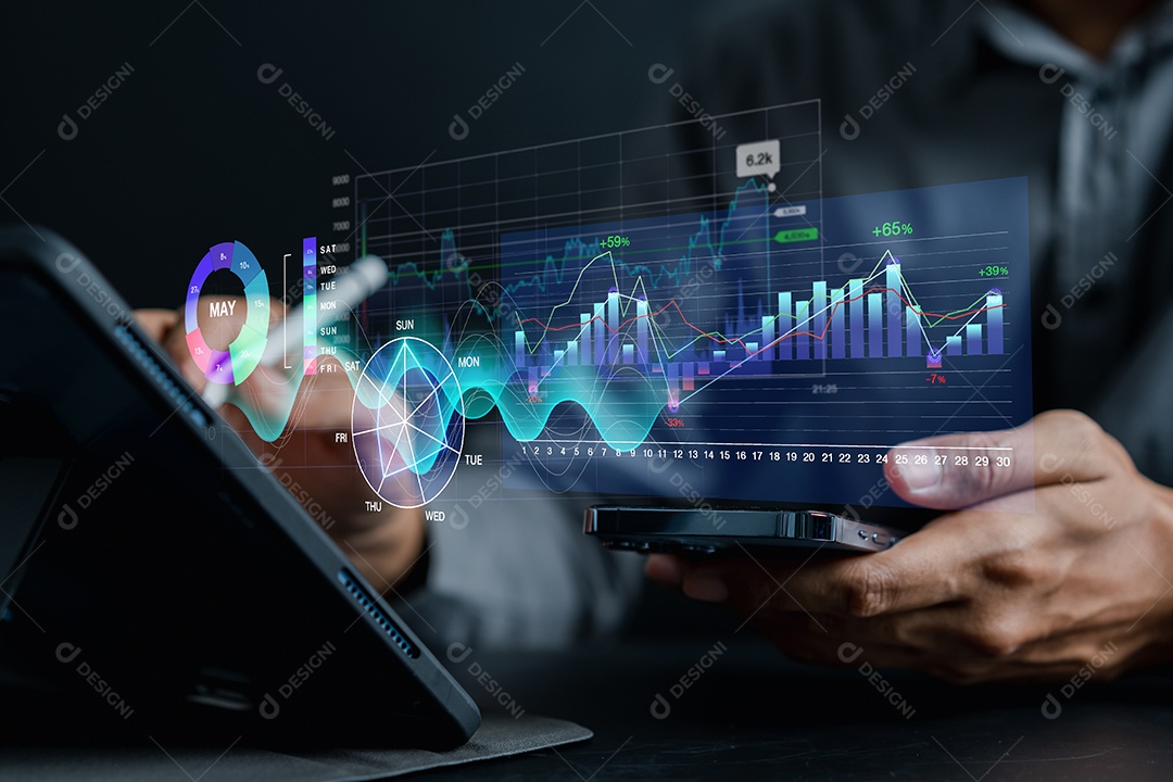 Analista trabalhando com computador em Business Analytics e Data Management System para fazer relatório com KPI e métricas conectadas ao banco de dados.