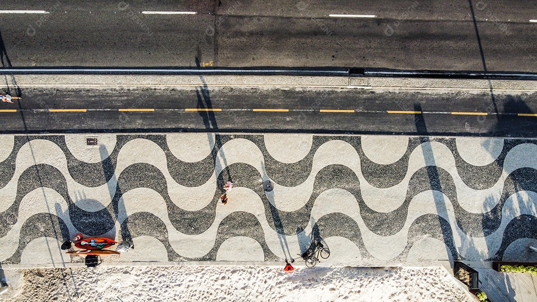 Imagem aérea da praia de Copacabana, no Rio de Janeiro, Brasil.