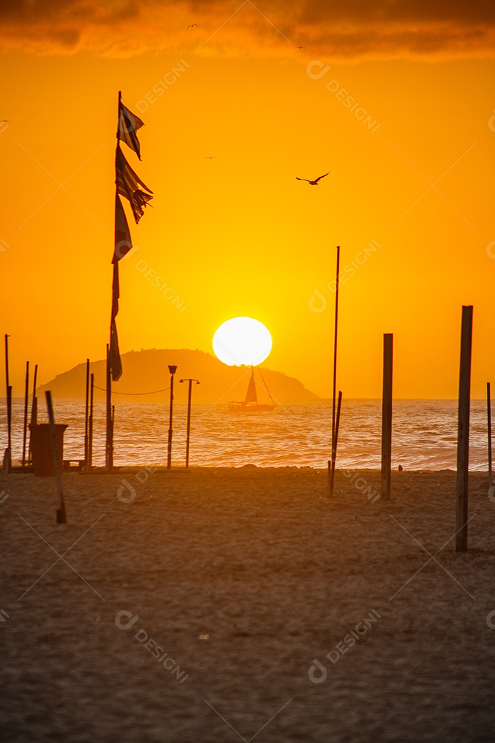 Nascer do sol na praia de Copacabana, no Rio de Janeiro