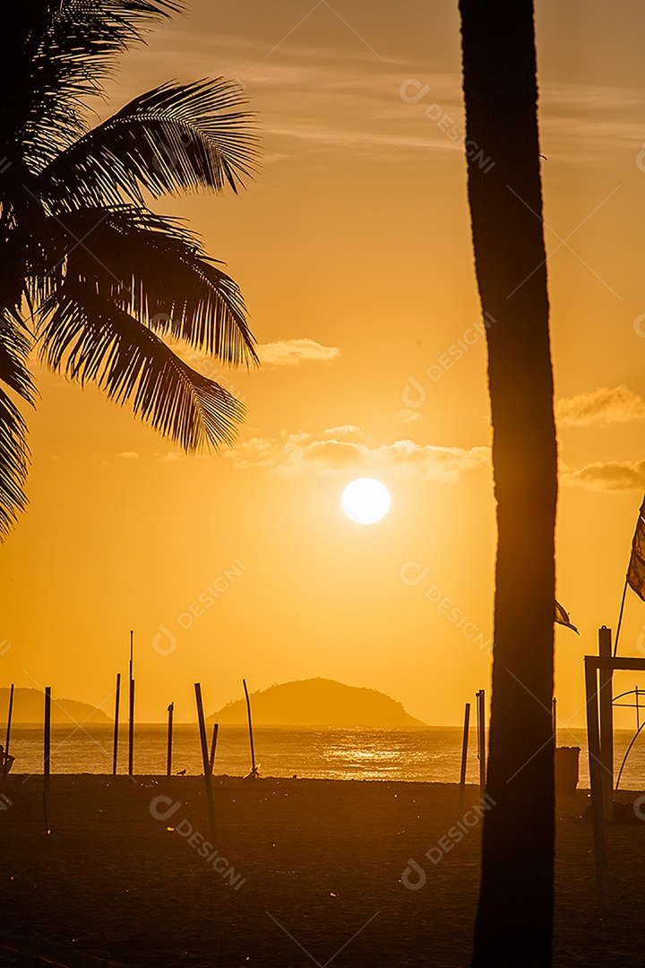 Nascer do sol na praia de Copacabana