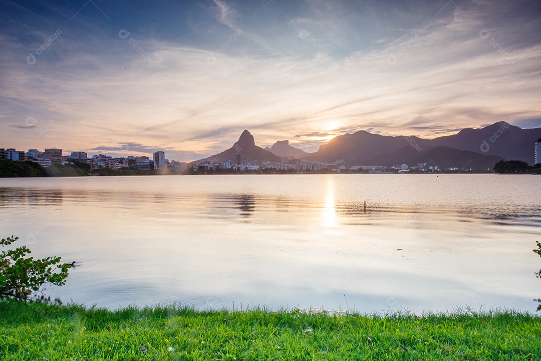 pôr do sol na lagoa rodrigo de freitas no Rio de Janeiro.