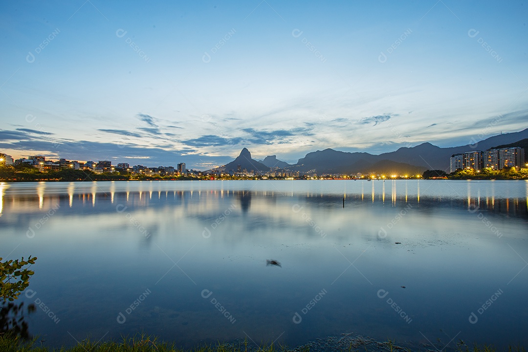pôr do sol na lagoa rodrigo de freitas no Rio de Janeiro