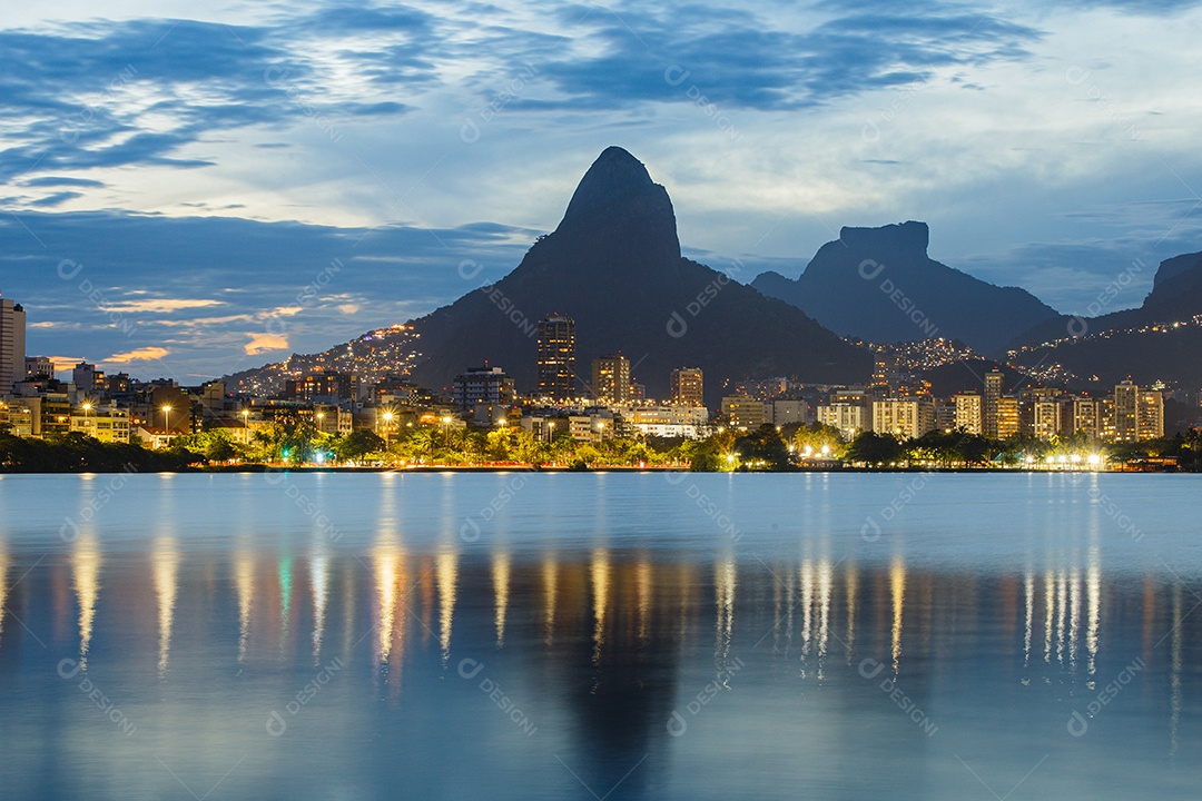 pôr do sol na lagoa rodrigo de freitas no Rio de Janeiro.