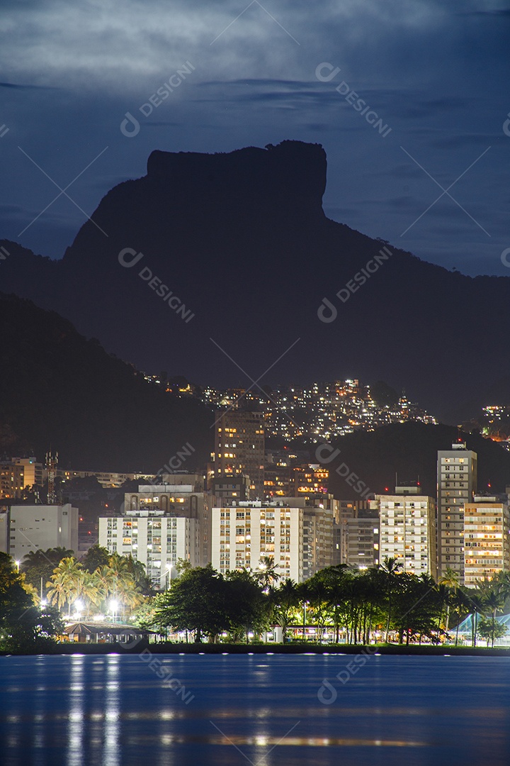 crepúsculo na lagoa rodrigo de freitas, no Rio de Janeiro.