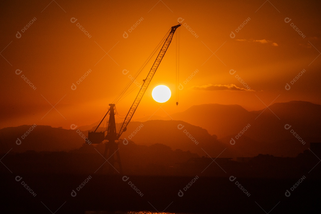 pôr do sol visto da região portuária do Rio de Janeiro, Brasil.