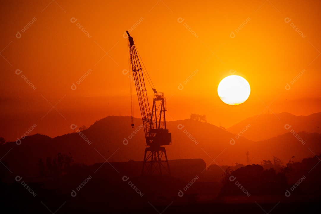 pôr do sol visto da região portuária do Rio de Janeiro, Brasil.