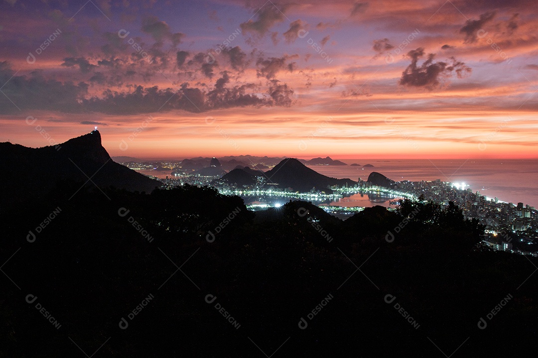 Amanhecer em vista chinesa no Rio de Janeiro.