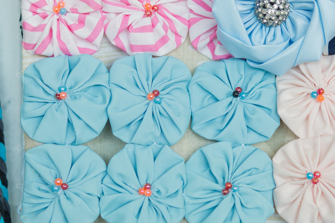 O artesanato do ioiô é composto por vários pequenos feixes de roupas que, costurados entre si