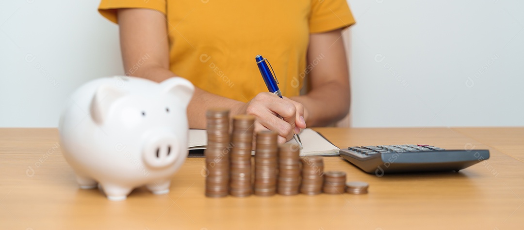 Poupança de dinheiro para plano futuro, fundo de aposentadoria, pensão, investimento, negócios de riqueza e conceitos financeiros.