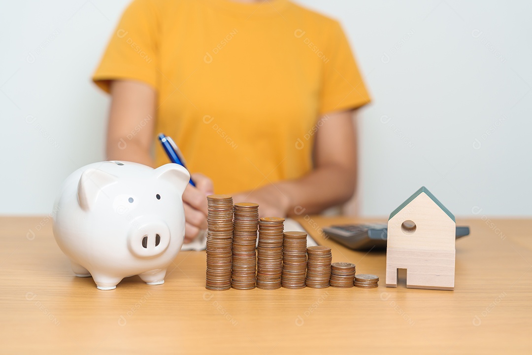 Poupança de dinheiro, investimento imobiliário, hipoteca de casa e conceitos financeiros imobiliários.