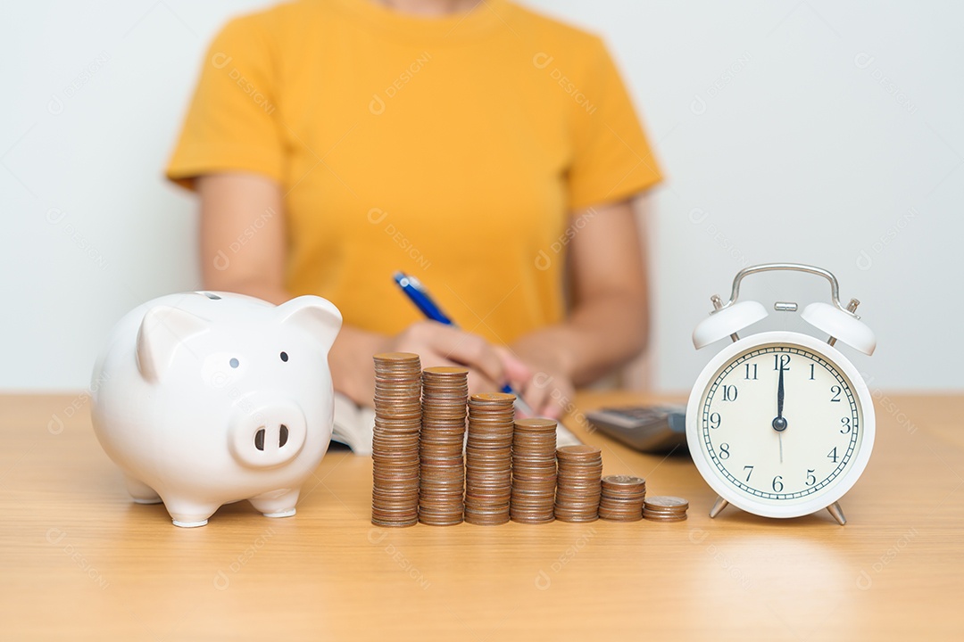 Poupança de dinheiro para plano futuro, fundo de aposentadoria, pensão, investimento, negócios de riqueza e conceitos financeiros.