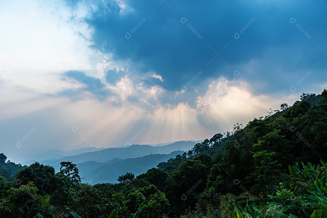 Brilho divino através das nuvens do sol quente da tarde conceito de paz e felicidade