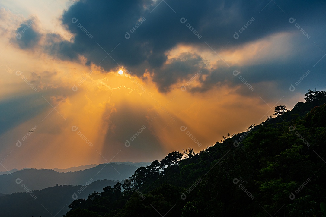 Brilho divino através das nuvens do sol quente da tarde conceito de paz e felicidade