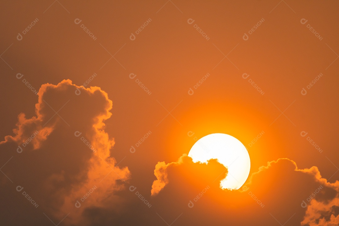 Brilho divino através das nuvens do sol quente da tarde conceito de paz e felicidade