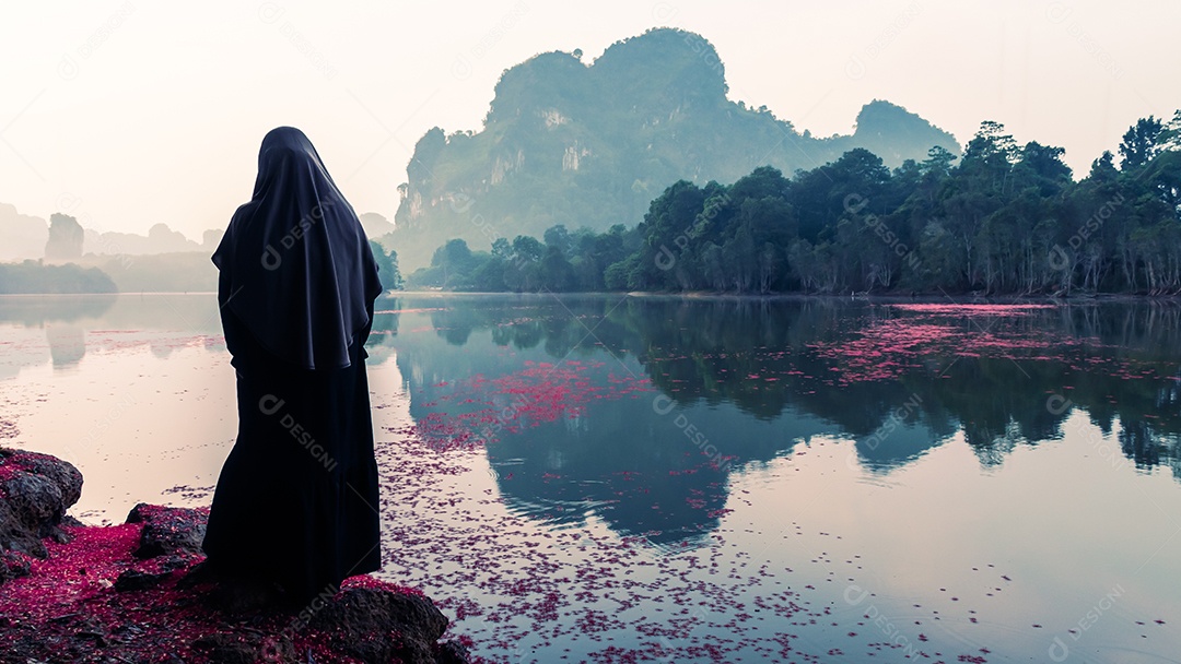 Paisagem Natureza Vista do Lago Nong Thale e mulher islâmica ou muçulmana em Krabi Tailândia